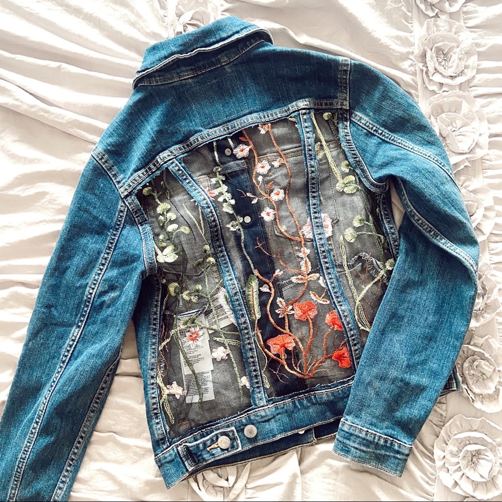 Custom Levi’s Trucker Embroidery Denim Jacket NWT XS